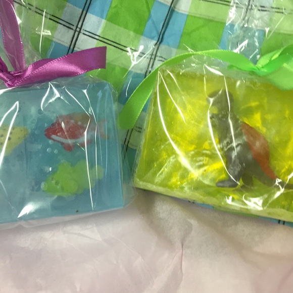 Soap with toys inside - Picture 1 of 3